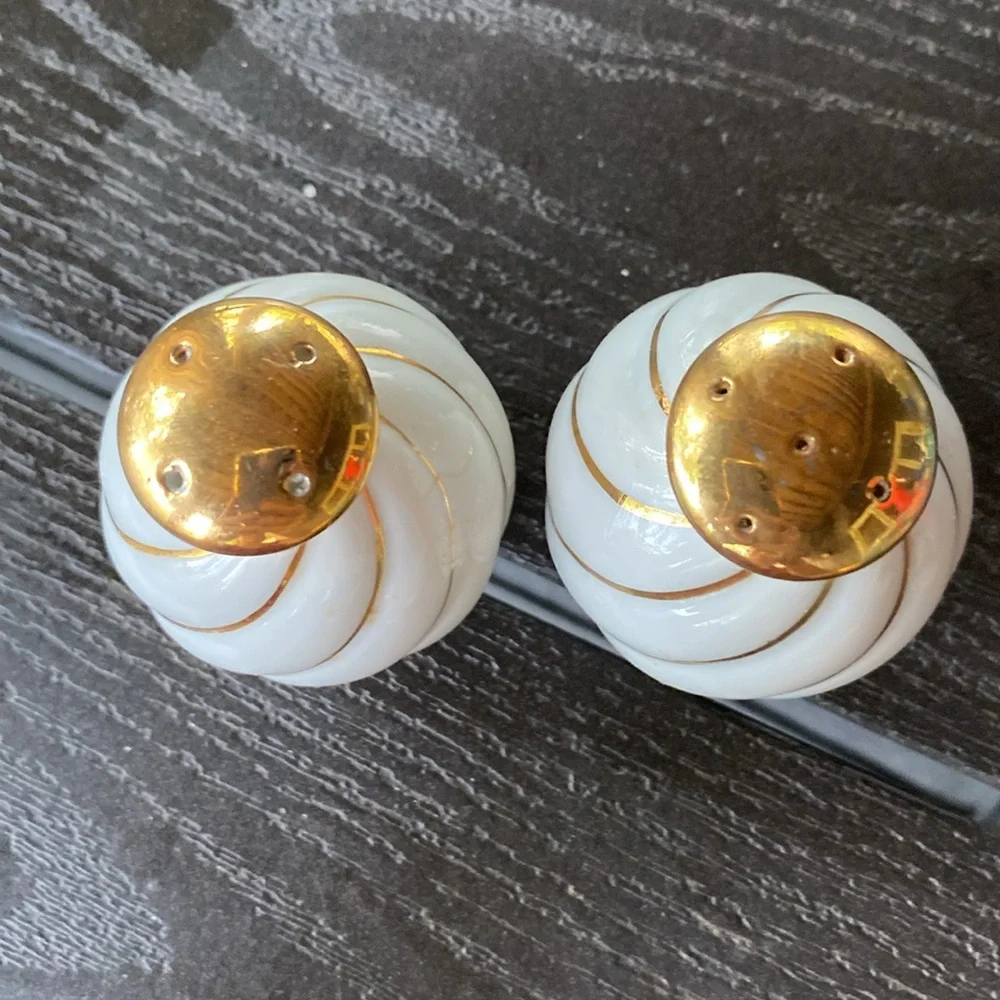🧂Vintage Salt & Pepper Shakers 🧂 - Picture 5 of 7